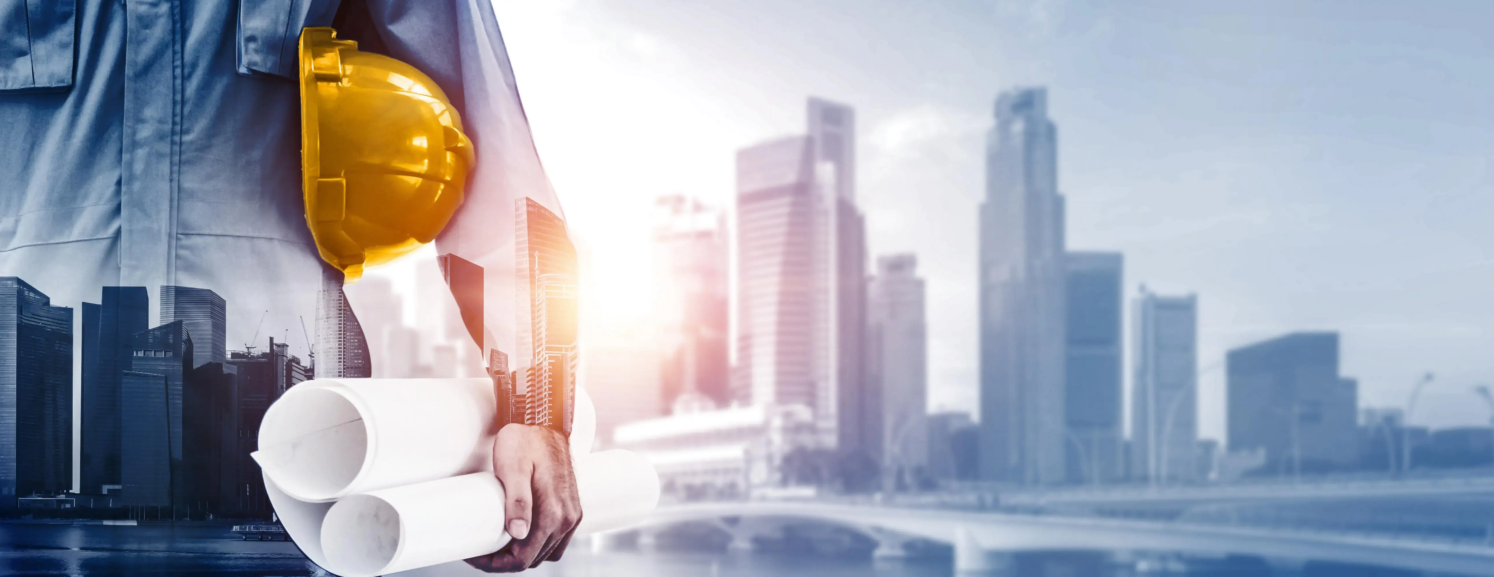 Imagem de homem com capacete olhando o horizonte de prédio de empresas